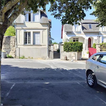 Chambre grise dans une demeure du 16ème à Saumur comprenant cuisine équipée Exterior foto
