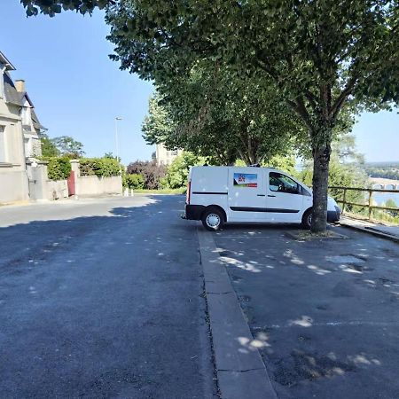 Chambre grise dans une demeure du 16ème à Saumur comprenant cuisine équipée Exterior foto