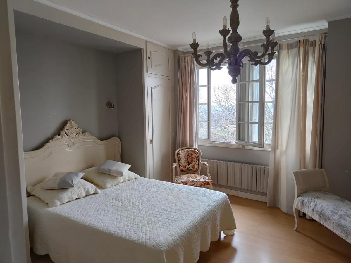 Chambre grise dans une demeure du 16ème à Saumur comprenant cuisine équipée Exterior foto