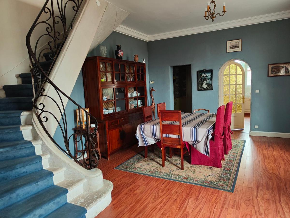 Chambre grise dans une demeure du 16ème à Saumur comprenant cuisine équipée Exterior foto